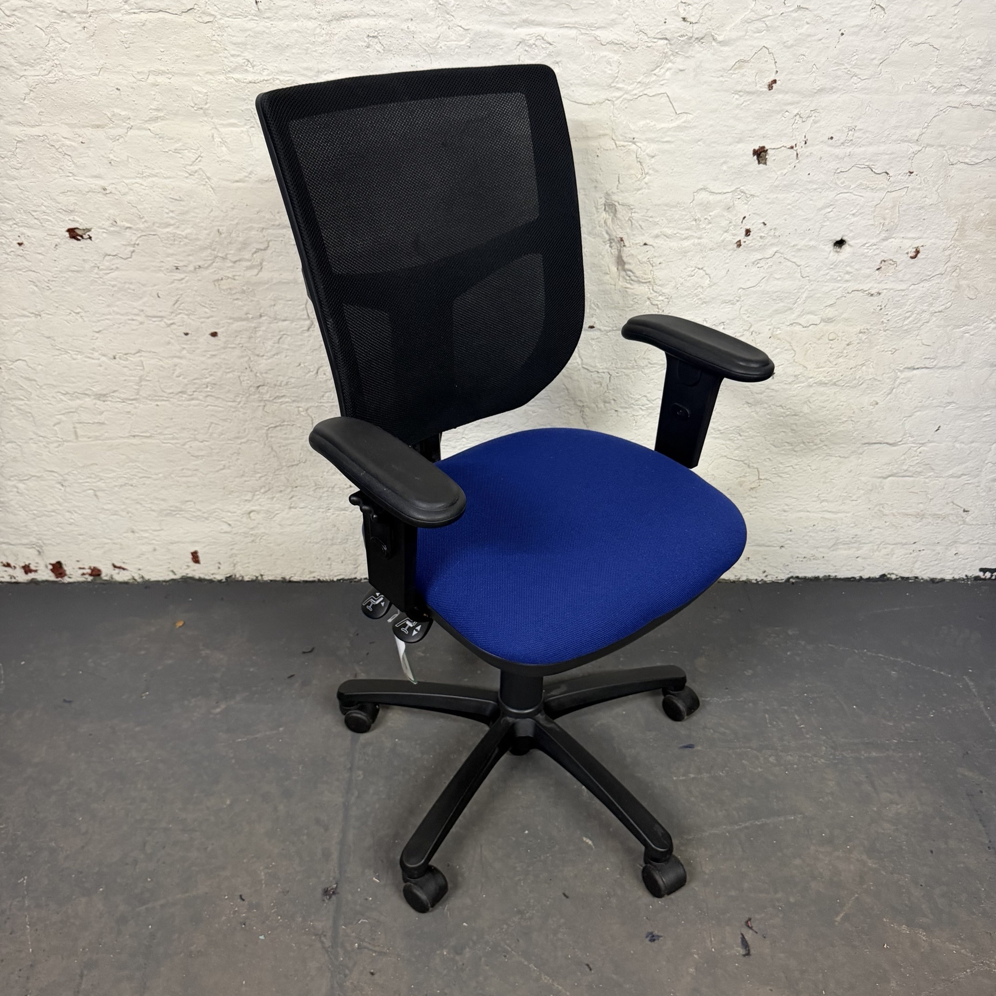 'Refurbished 2L Mesh Back Operator Chair - Blue