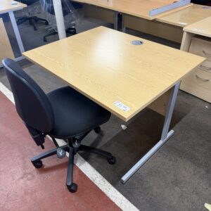 1000 Straight Desk - Oak