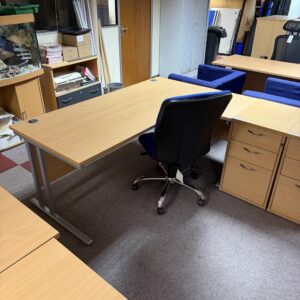 1800 Right Hand Radial Desk - Beech